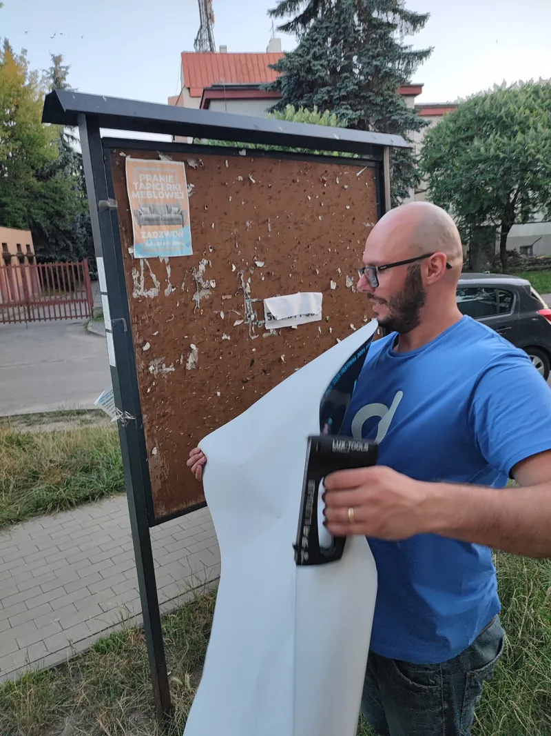 Przygotowanie plakatu do naklejenia na tablicy ogłoszeń